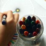 Ręka dziecka kolorująca obrazek